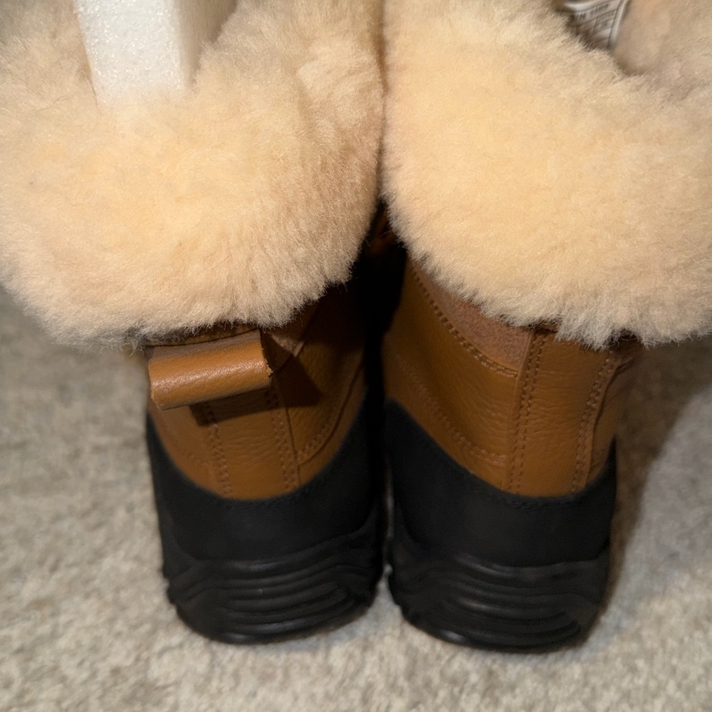 UGG Adirondack II Lace Up Boots. Never Worn. Size 8 - Picture 3 of 8